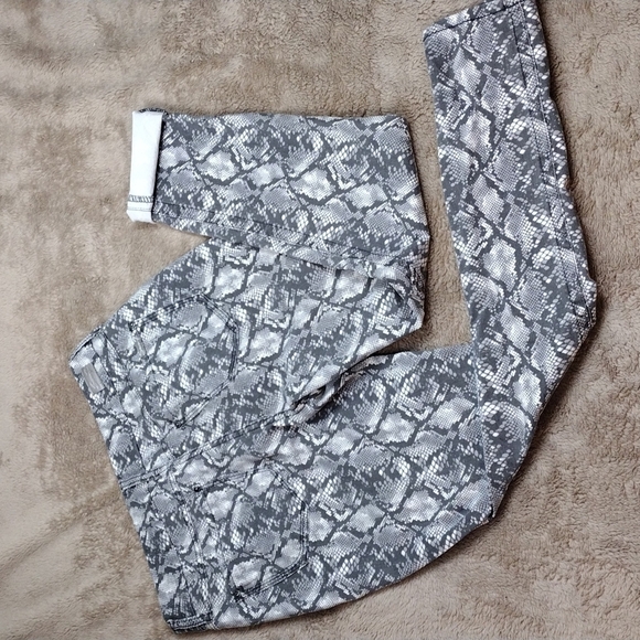 SEVEN7 Tummy Less Gray Snakeskin Print Five Pocket High Rise Skinny Leg Jean - Picture 14 of 15